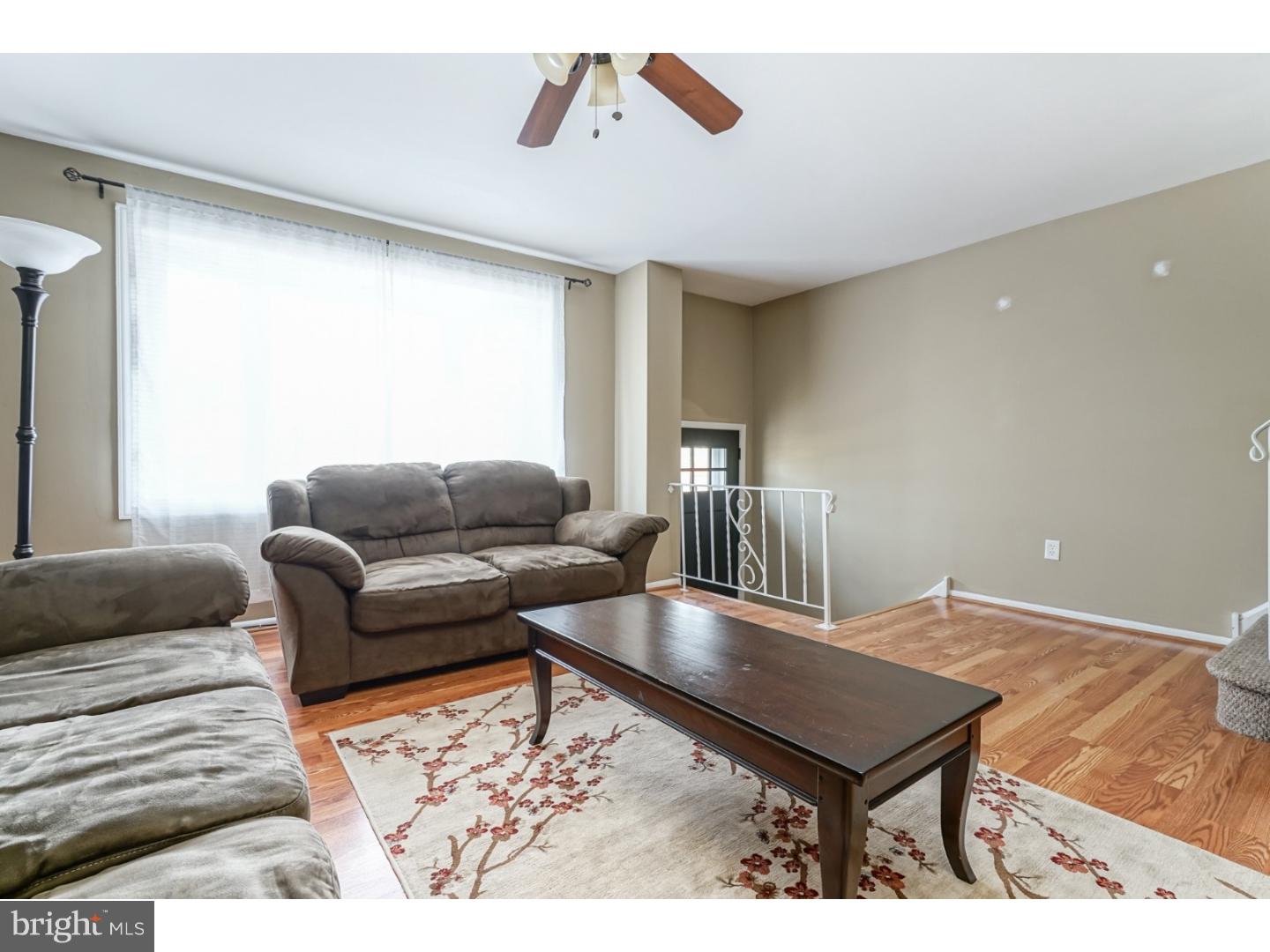 3574 Dows Road Philadelphia, PA 19154 - Photo 3 of 25 Living Room