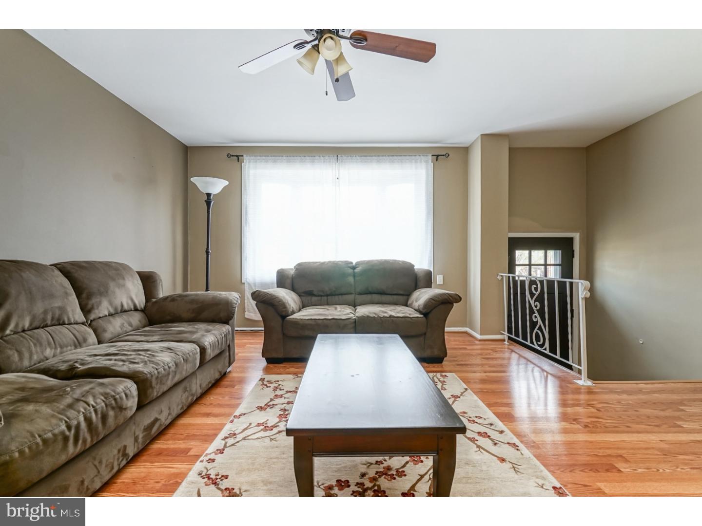 3574 Dows Road Philadelphia, PA 19154 - Photo 4 of 25 Living Room