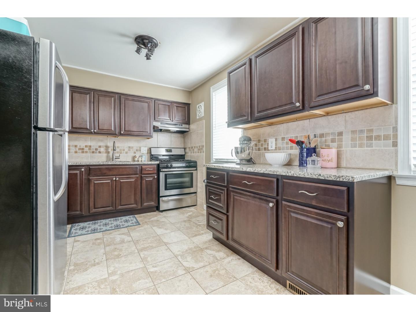 3574 Dows Road Philadelphia, PA 19154 - Photo 10 of 25 Kitchen