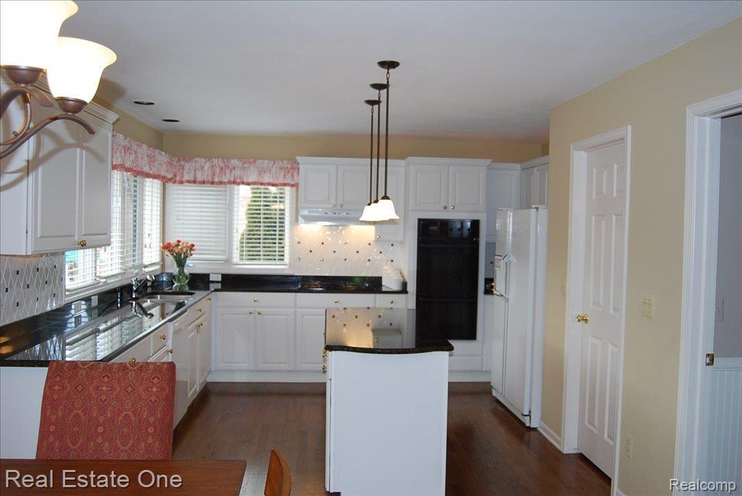 3619 Aynsley Drive Rochester, MI 48306 - Photo 10 of 21 Granite Kitchen