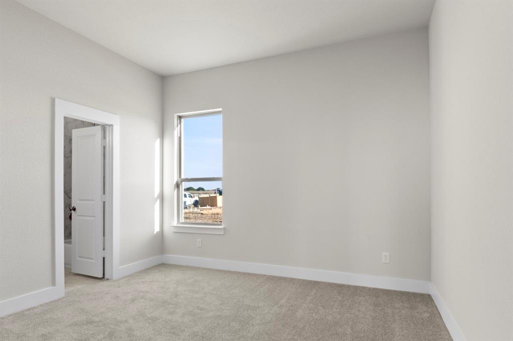 2131 Holborn Street Waco, TX 76655 - Photo 22 of 31 an empty room with windows and closet