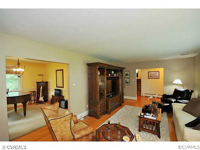 8517 Chippenham Road Richmond, VA 23235 - Photo 3 of 23 Living Room