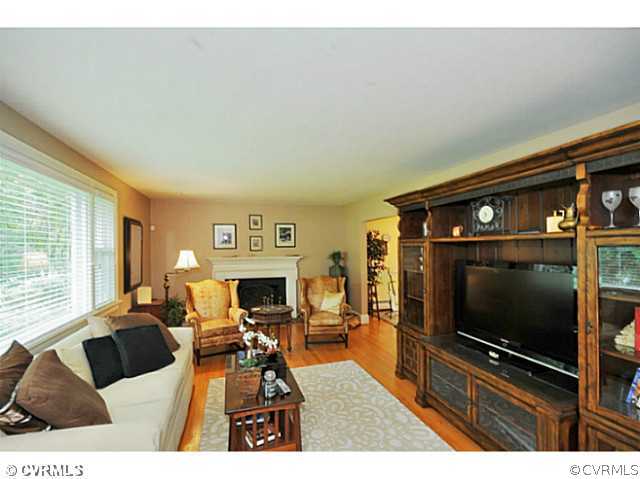 8517 Chippenham Road Richmond, VA 23235 - Photo 5 of 23 Living Room