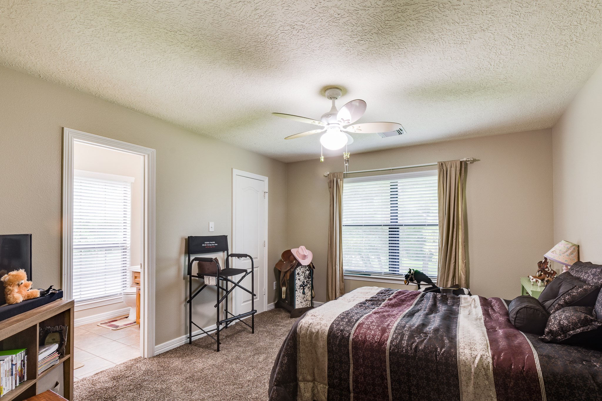 507 Oaks Grande Road Baytown, TX 77523 - Photo 31 of 50 a bedroom with a bed and a chandelier