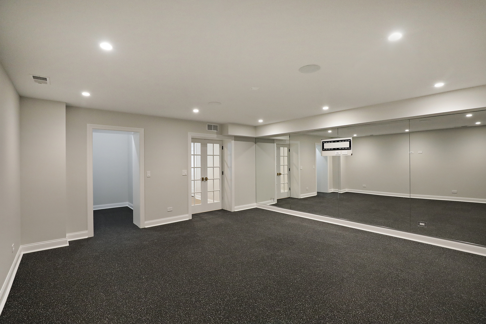 517 Cumnor Road Kenilworth, IL 60043 - Photo 20 of 24 an empty room with windows and pillars in it