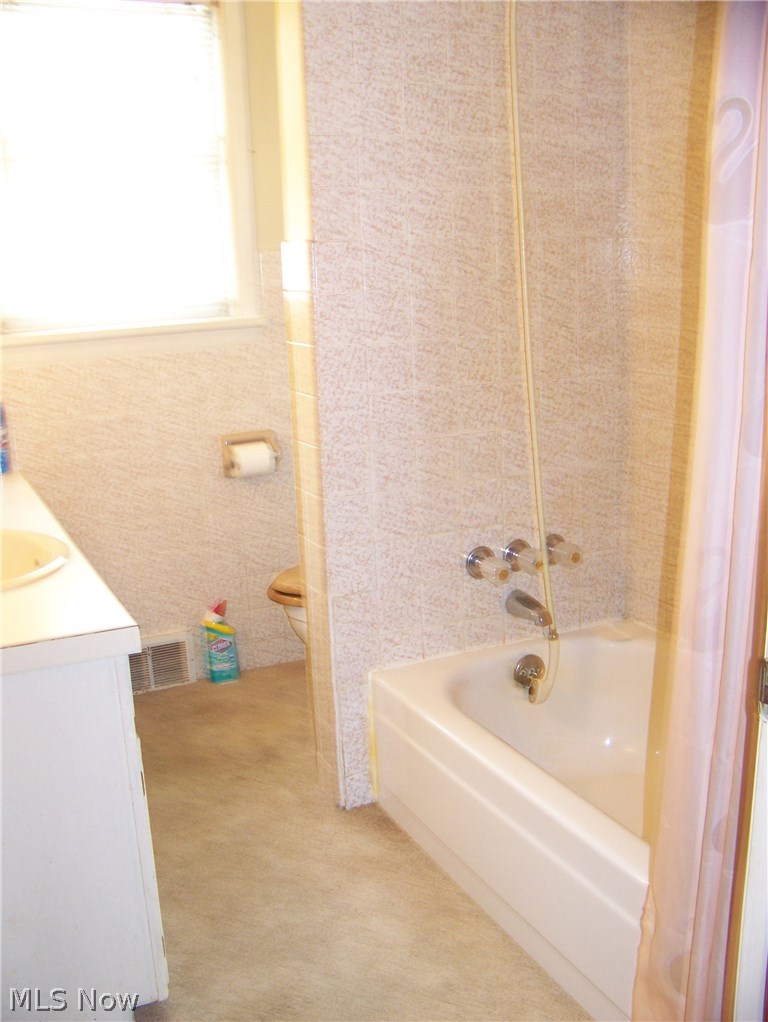 8944 South Kane Road Wadsworth, OH 44281 - Photo 8 of 11 1st floor full bath
