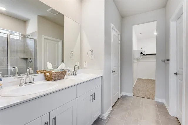 a en suite bathroom with double sink and a mirror