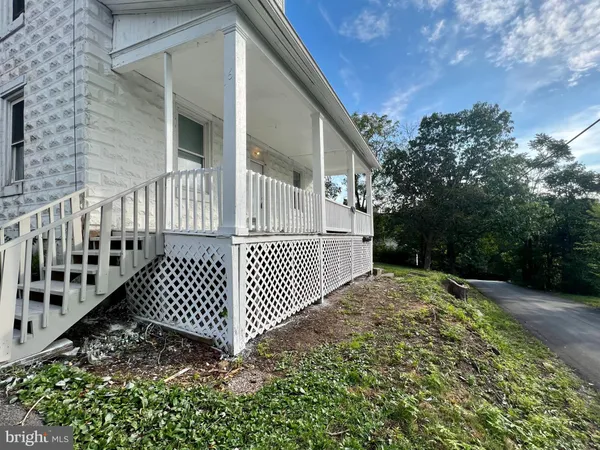 $935 | 6 Laurel Hill Lane, Unit 1, Berkeley Springs, WV 25411