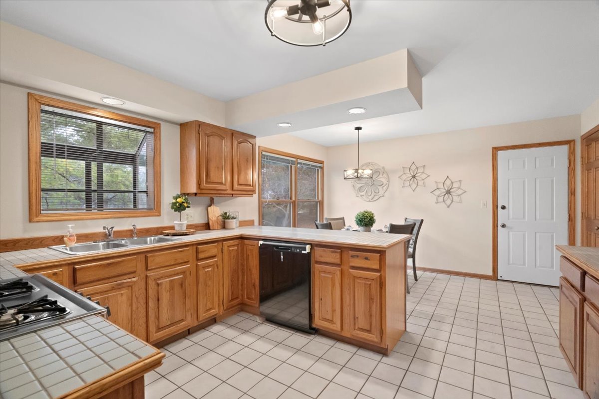 2407 Elk Drive Spring Grove, IL 60081 - Photo 7 of 31 Gallery Image 7