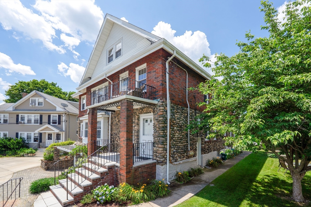 29 Hillcrest Circle, Unit 2 Watertown, MA 02472 - Photo 4 of 36 a front view of a house with garden