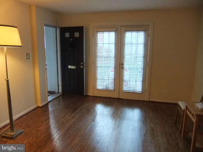 4626 28th Road South, Unit A Arlington, VA 22206 - Photo 2 of 30 Living Room