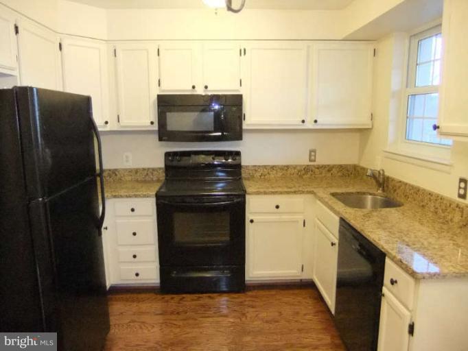 4626 28th Road South, Unit A Arlington, VA 22206 - Photo 5 of 30 Kitchen w/Granite Counters