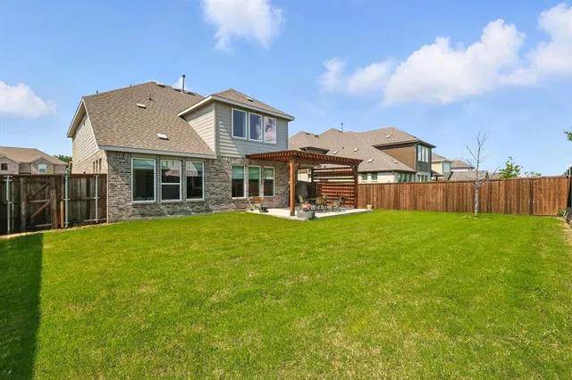 a view of a house with a backyard
