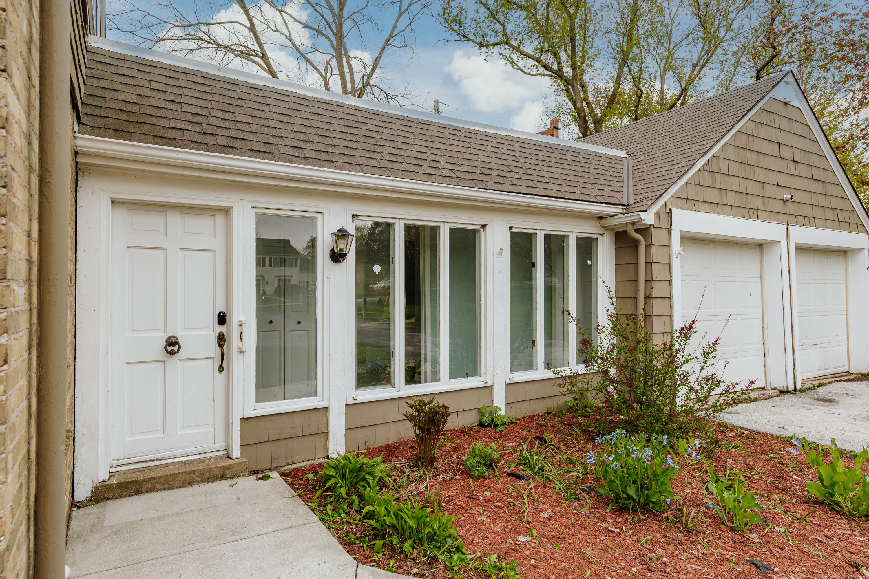 825 Lone Tree Road Elm Grove, WI 53122 - Photo 2 of 37 Breezeway