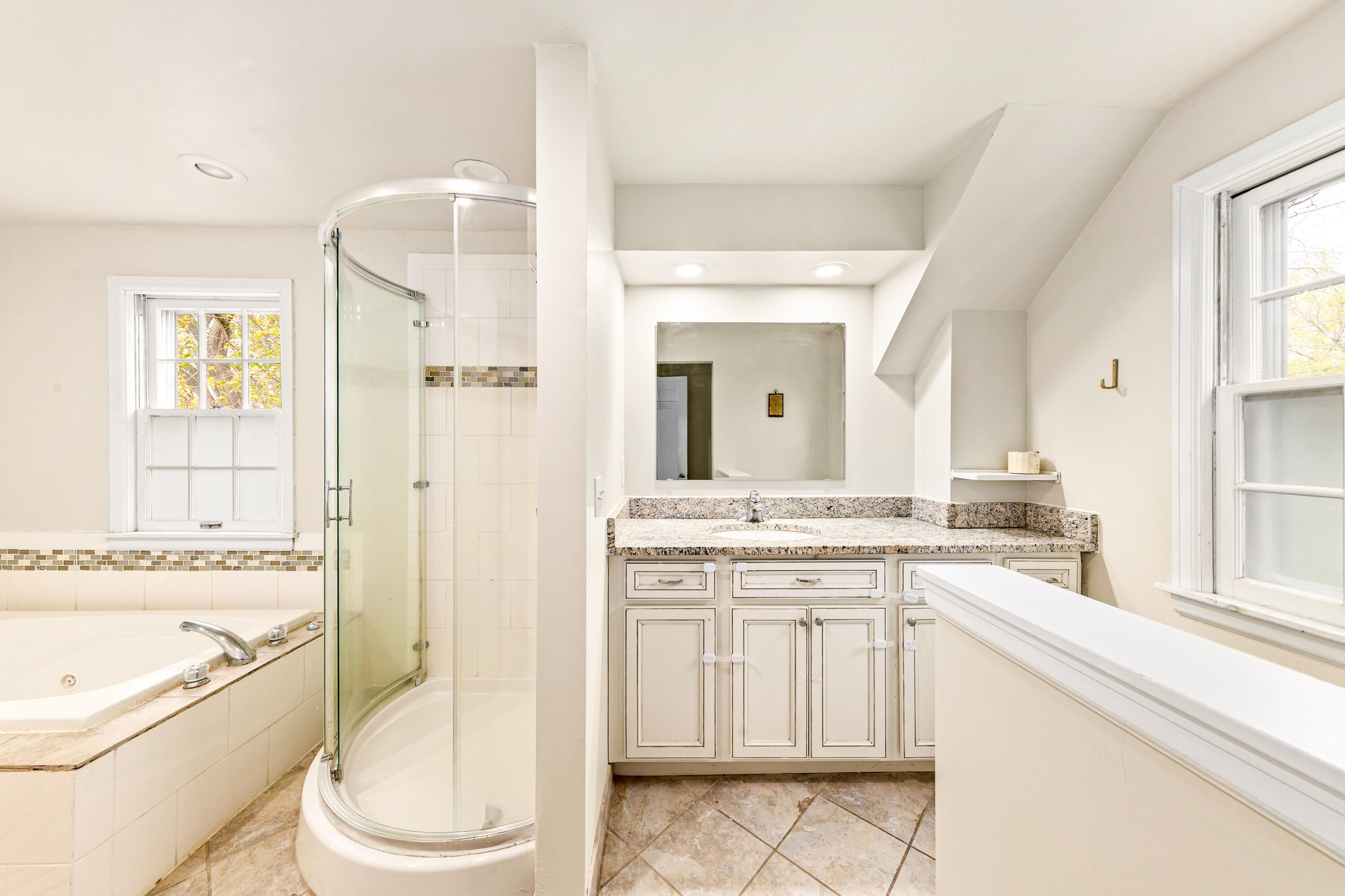 825 Lone Tree Road Elm Grove, WI 53122 - Photo 26 of 37 Large Primary Bath