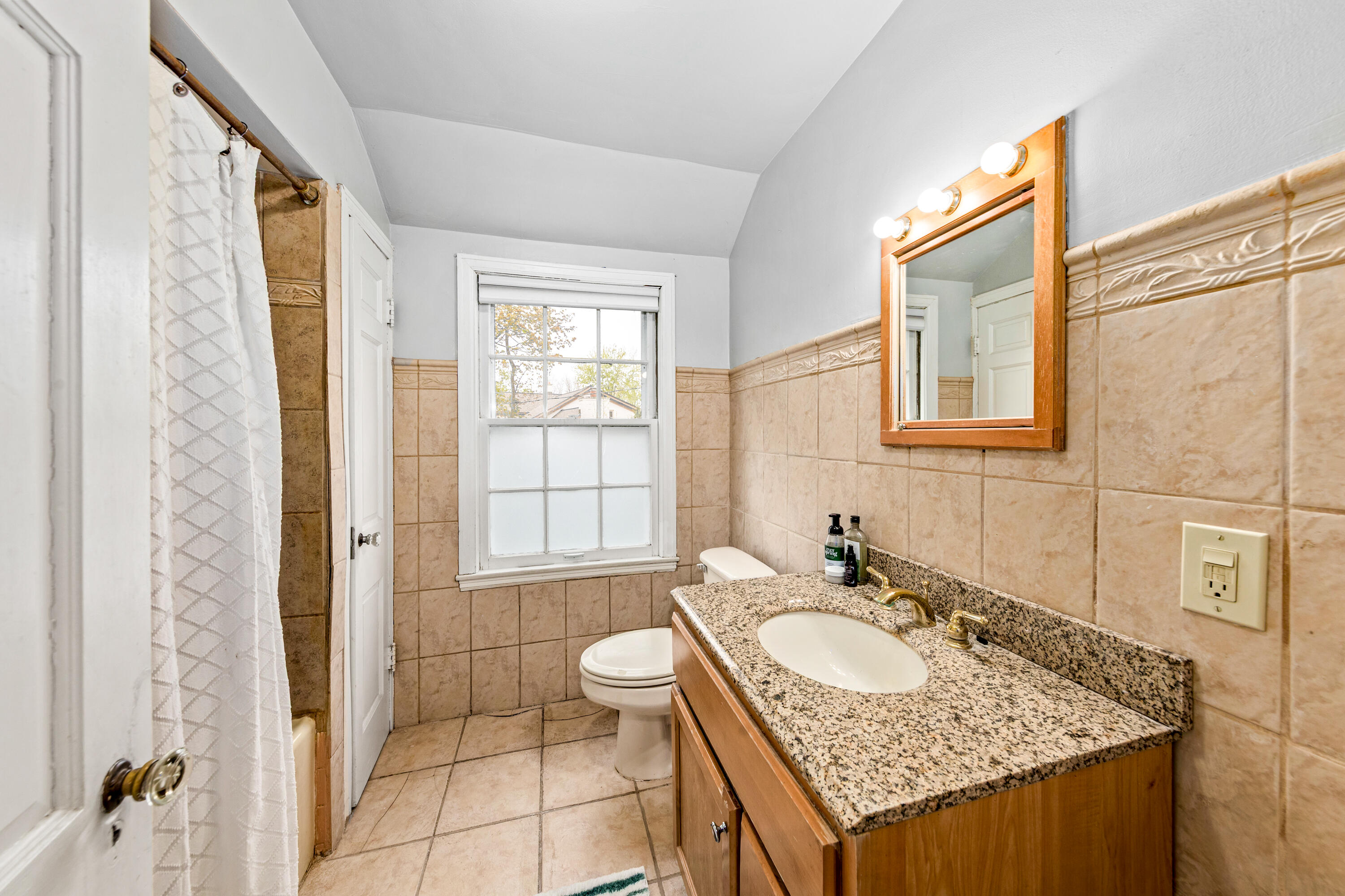 825 Lone Tree Road Elm Grove, WI 53122 - Photo 31 of 37 Upper Second Full Bath