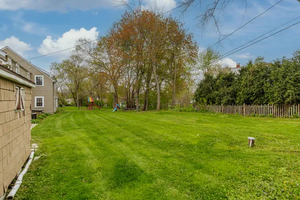 $800,000 | 825 Lone Tree Road, Elm Grove, WI 53122