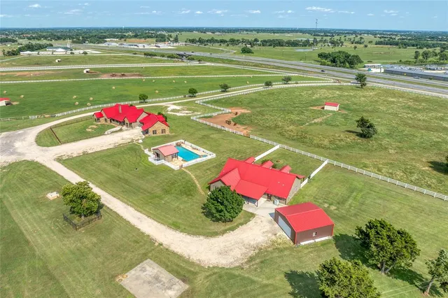 a view of an house with backyard