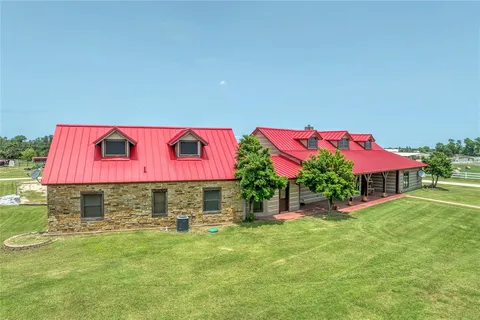 a view of a back yard of the house