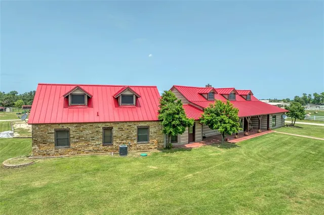 a view of a back yard of the house