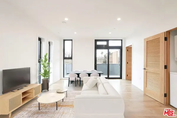 $2,895 | 1525 North Hobart Boulevard, Los Angeles, CA 90027