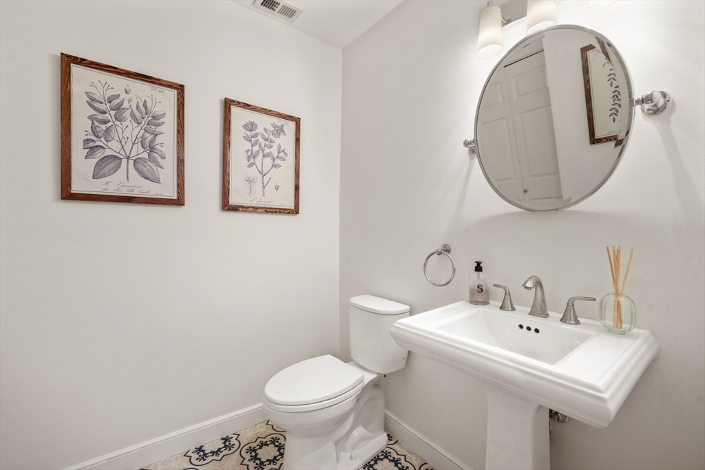 129 Beacon Street, Unit PH Boston, MA 02116 - Photo 14 of 40 a bathroom with a toilet sink and mirror