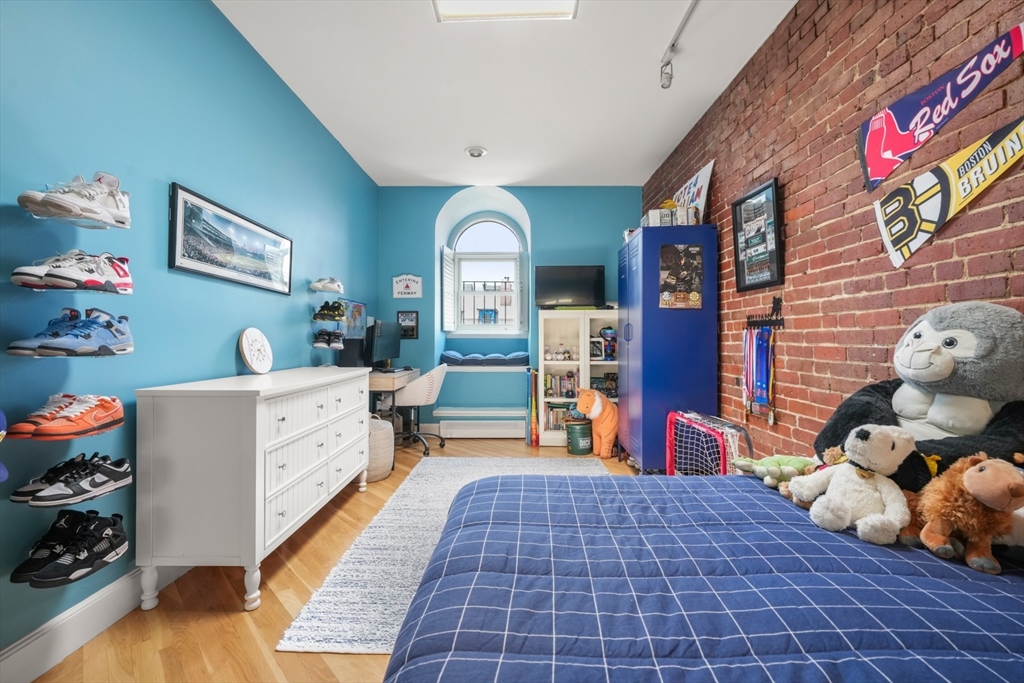 129 Beacon Street, Unit PH Boston, MA 02116 - Photo 23 of 40 a bed room with a bed and a chair