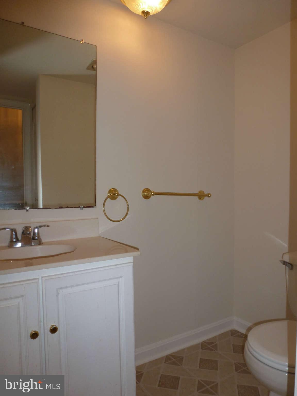 304 South Harrison Road Sterling, VA 20164 - Photo 15 of 29 Bath