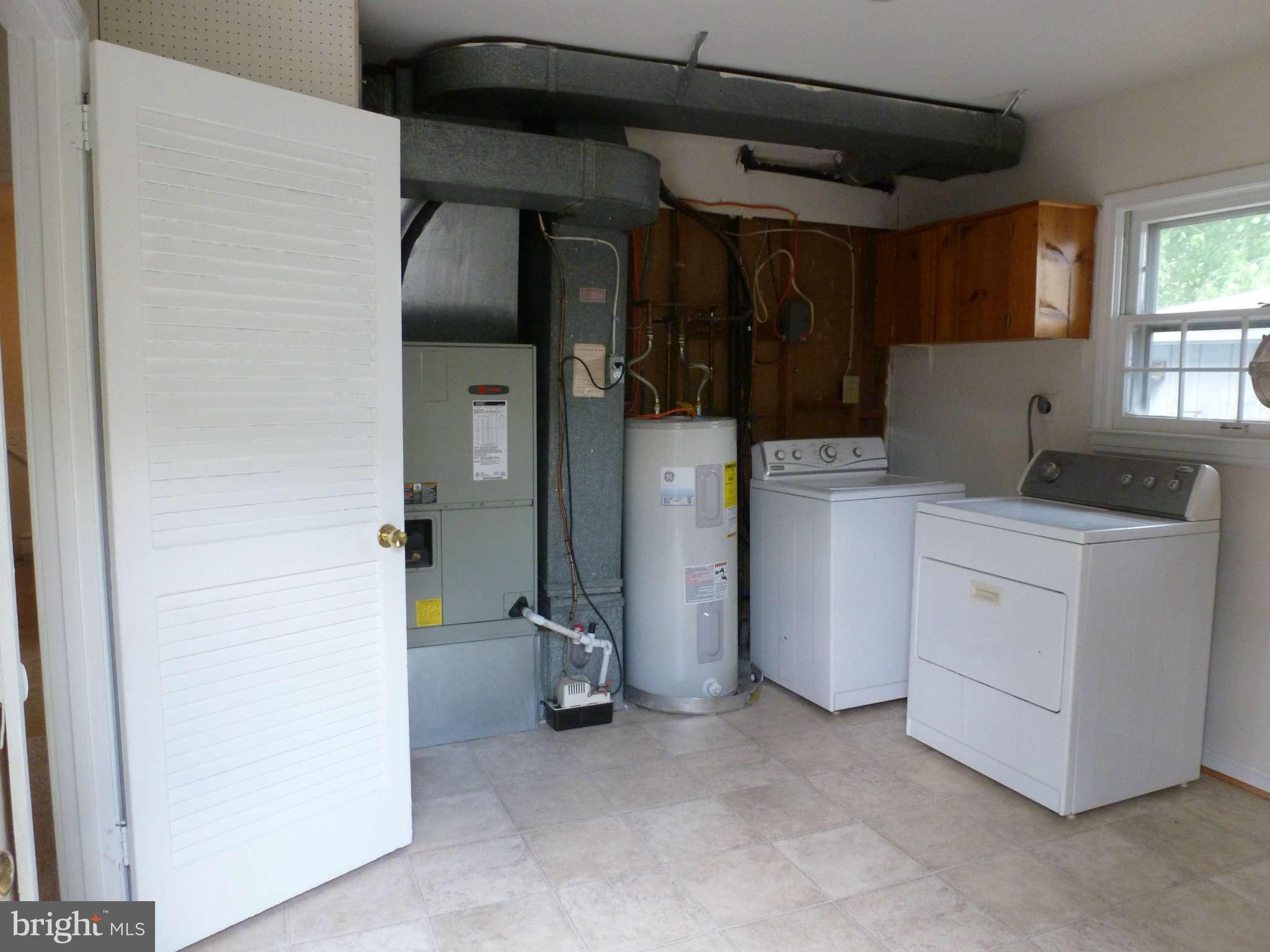 304 South Harrison Road Sterling, VA 20164 - Photo 10 of 29 Laundry