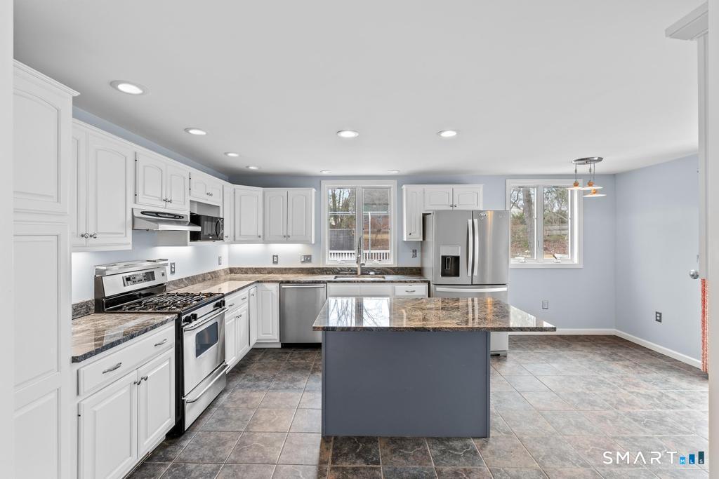 83 Meadowbrook Road West Hartford, CT 06107 - Photo 2 of 40