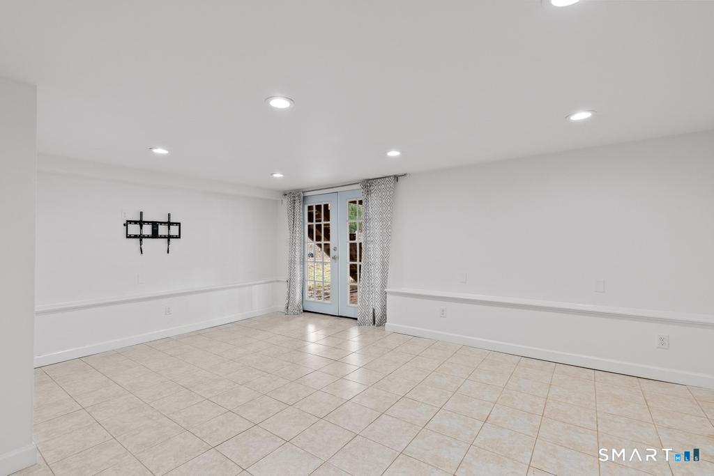 83 Meadowbrook Road West Hartford, CT 06107 - Photo 28 of 40