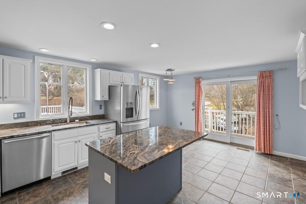 83 Meadowbrook Road West Hartford, CT 06107 - Photo 3 of 40