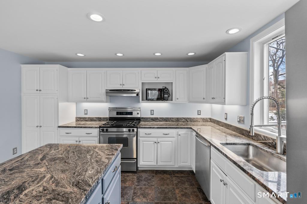 83 Meadowbrook Road West Hartford, CT 06107 - Photo 6 of 40