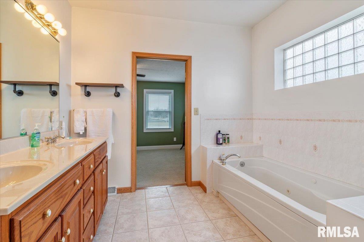 5475 Watret Road New Berlin, IL 62670 - Photo 15 of 33