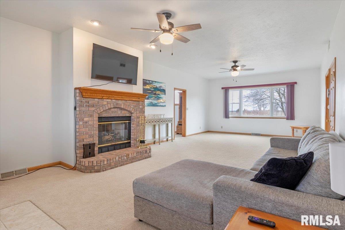 5475 Watret Road New Berlin, IL 62670 - Photo 3 of 33
