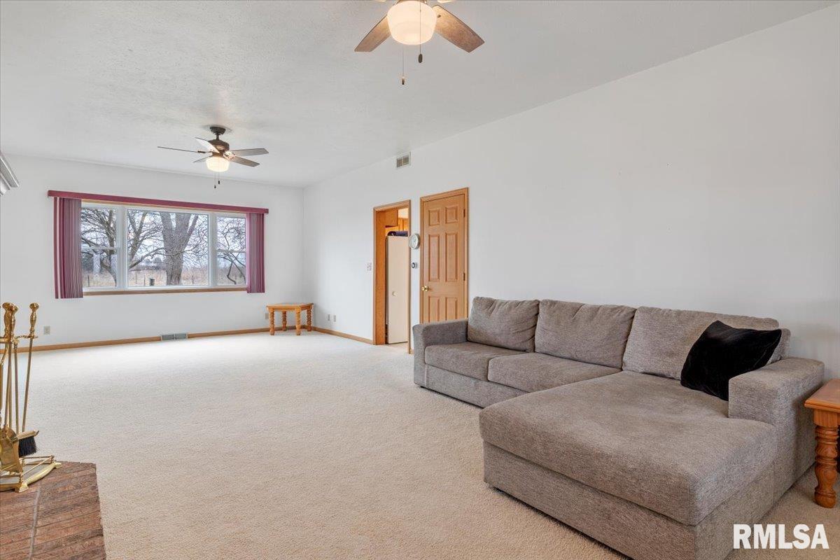 5475 Watret Road New Berlin, IL 62670 - Photo 4 of 33