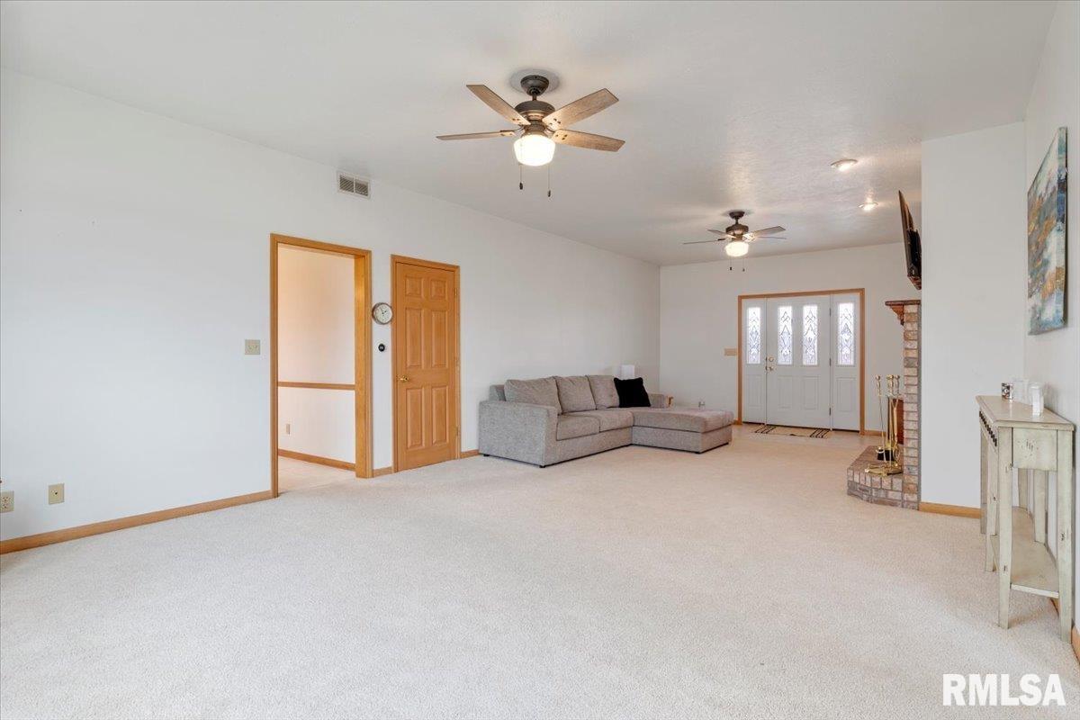 5475 Watret Road New Berlin, IL 62670 - Photo 5 of 33