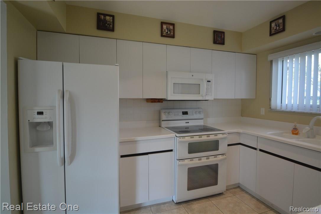 686 Lake Forest Road Rochester, MI 48309 - Photo 7 of 24 DSC_4105.JPG