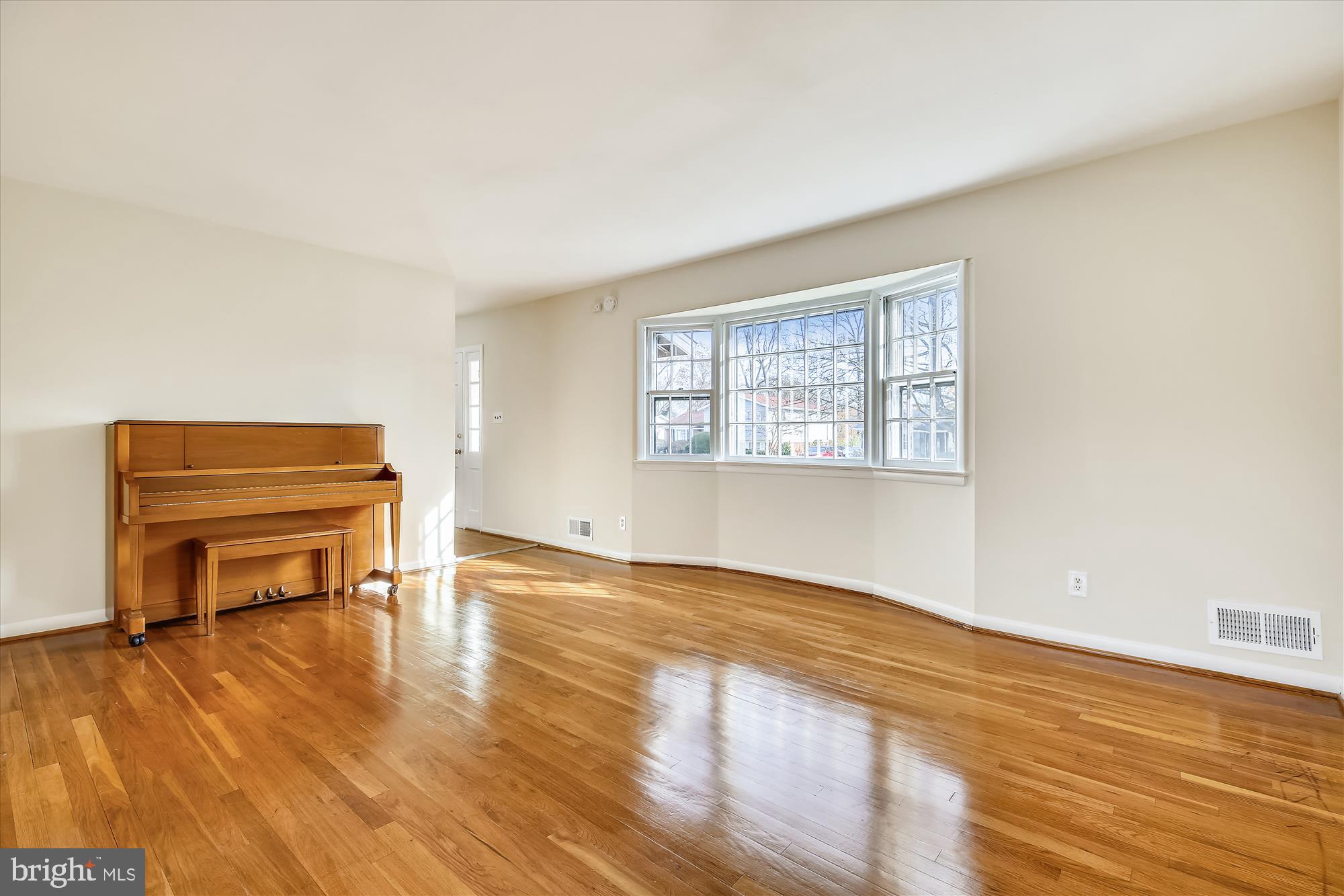 315 Hannes Street Silver Spring, MD 20901 - Photo 4 of 30 Living Room