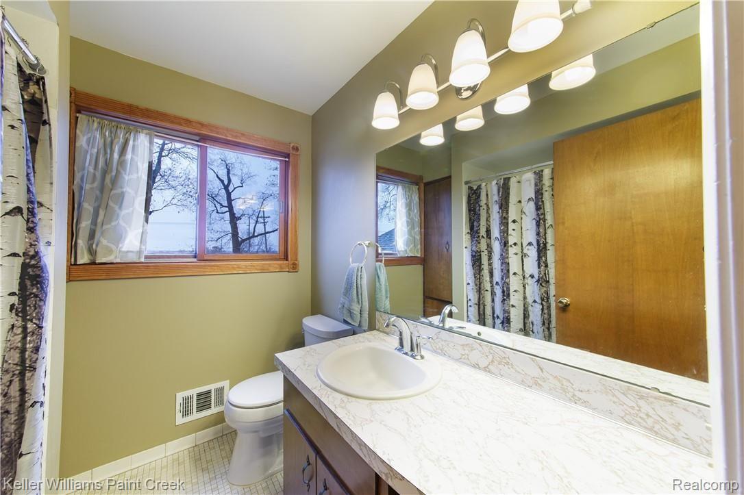 5315 Hickory Ridge Road Holly, MI 48442 - Photo 17 of 41 HickoryRidge_5315_(Upper)Bathroom01_03.jpg