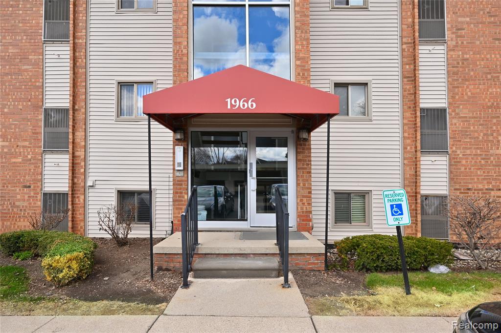 1966 Klingensmith Road, Unit 18C Bloomfield Hills, MI 48302 - Photo 3 of 36
