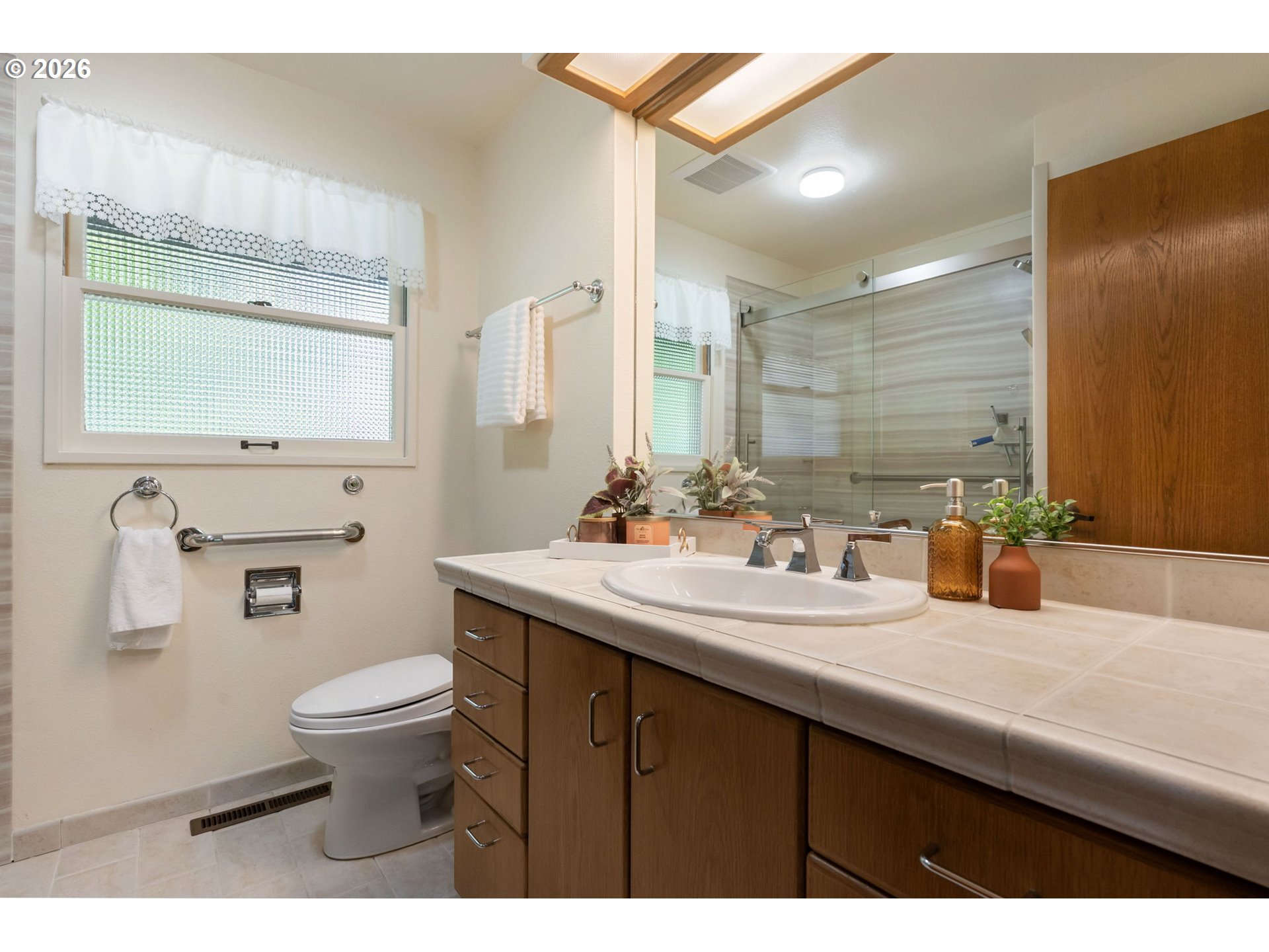 5919 Southwest Miles Street Portland, OR 97219 - Photo 19 of 33 Bathroom