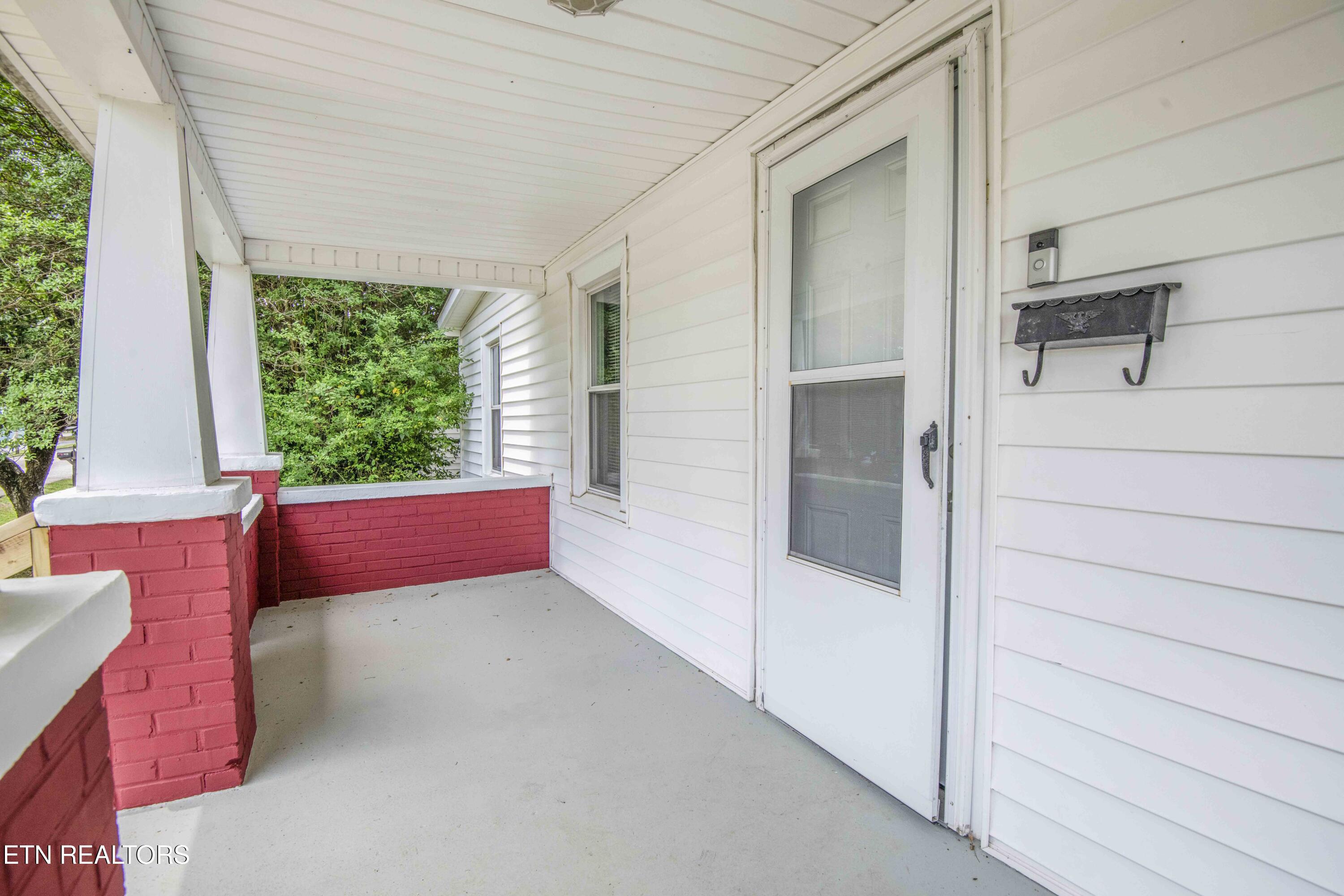 912 Medaris Street Clinton, TN 37716 - Photo 5 of 44 porch_1