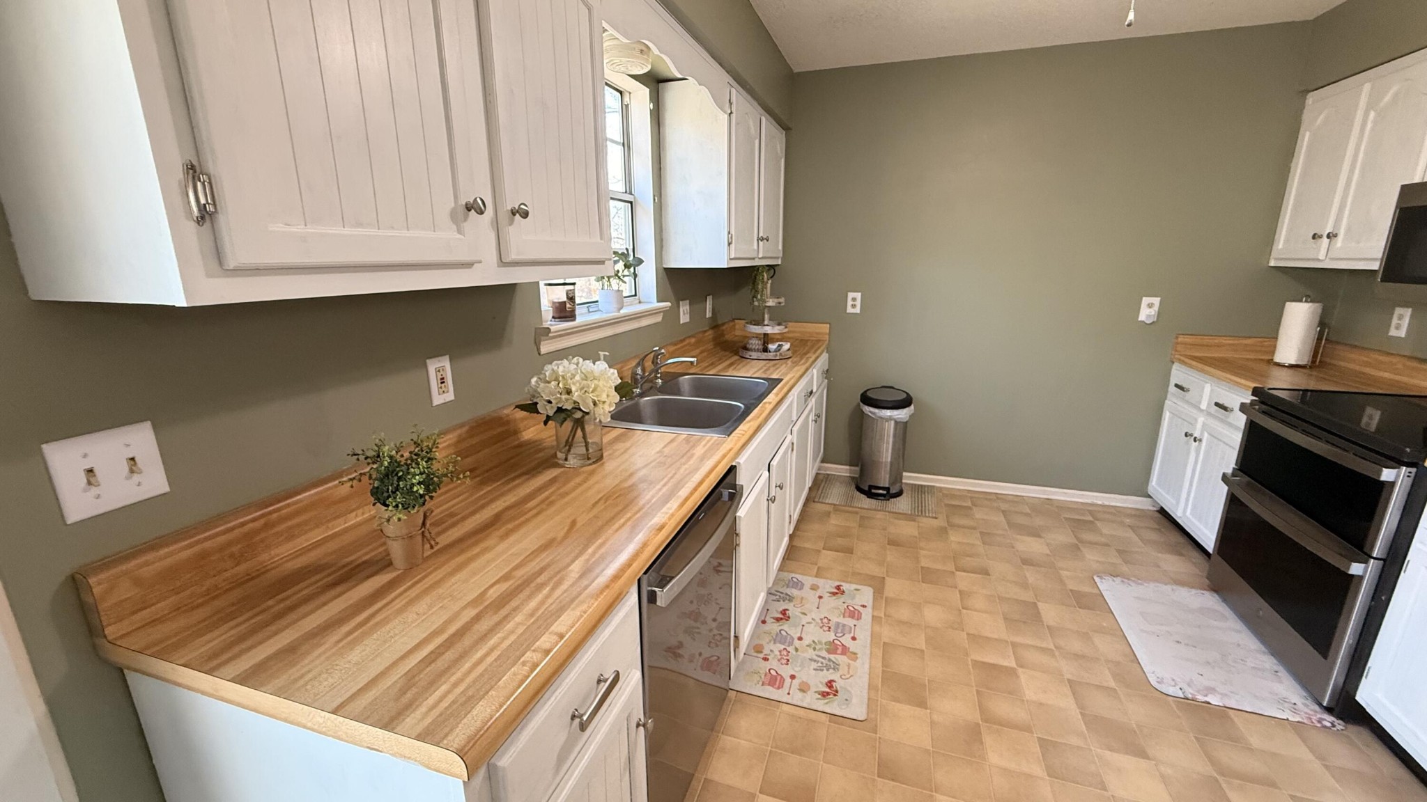 1018 Ridgeway Avenue Signal Mountain, TN 37377 - Photo 3 of 20