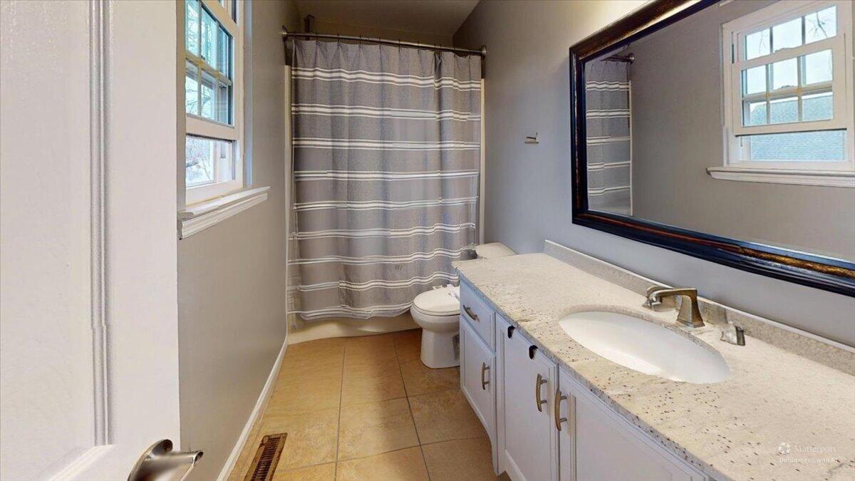 8712 Oak View Drive Chattanooga, TN 37421 - Photo 24 of 41 35-8712-Oak-View-Dr-Bathroom-Defurnished