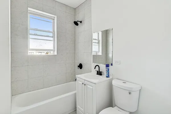 $2,000 | 7733 North Hermitage Avenue, Unit 3N, Chicago, IL 60626