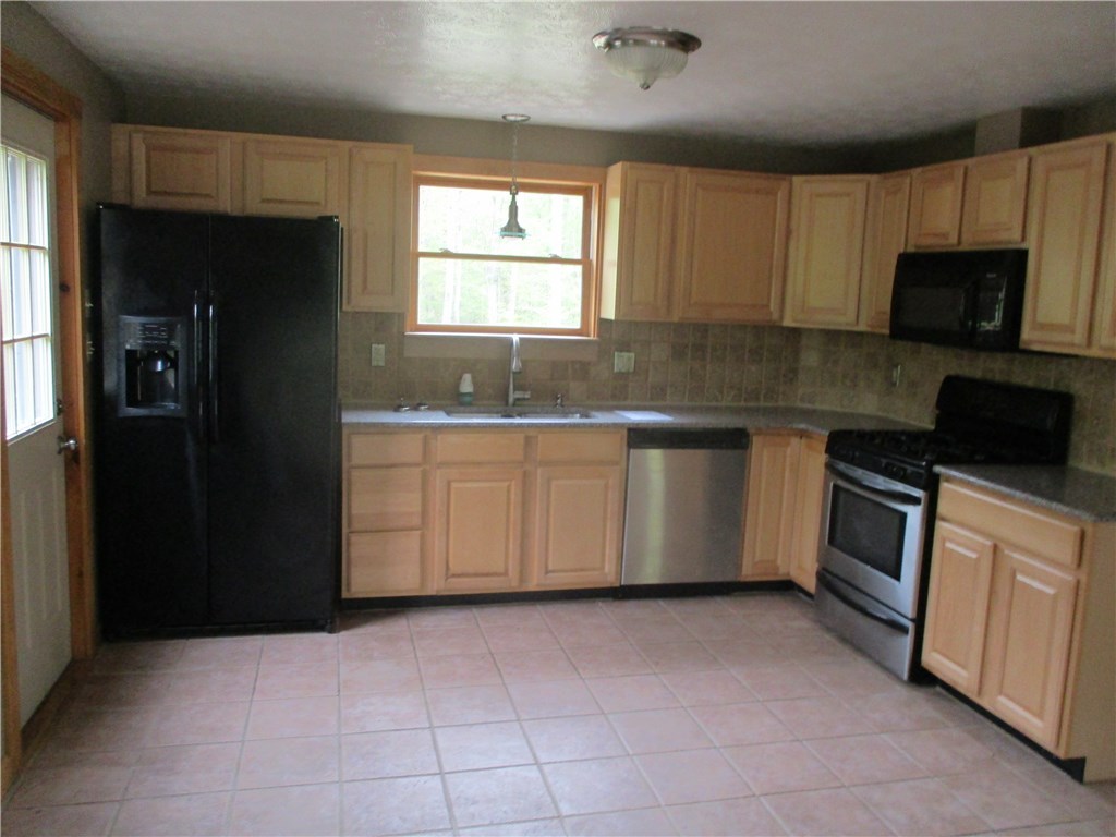 424 Franklin Road Coventry, RI 02816 - Photo 4 of 26