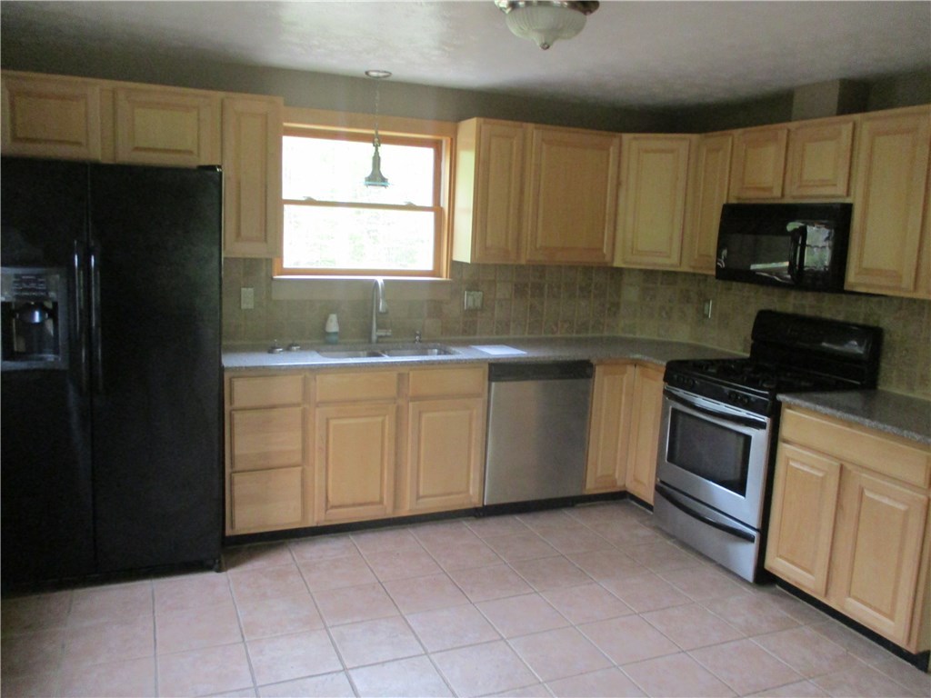 424 Franklin Road Coventry, RI 02816 - Photo 6 of 26