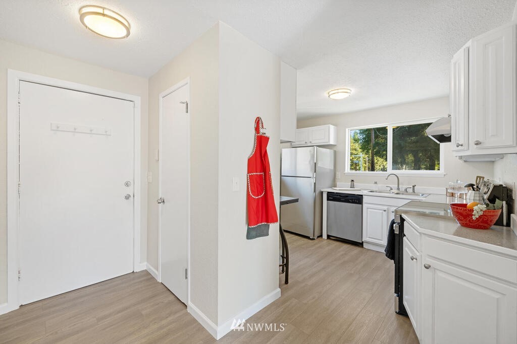 12419 Southeast Petrovitsky Road Renton, WA 98058 - Photo 3 of 21 Gallery Image 3