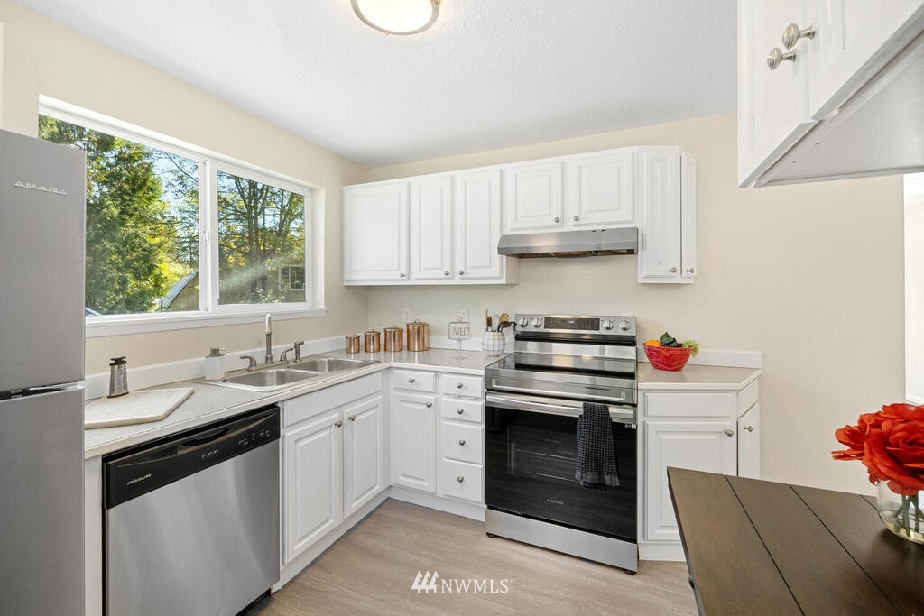 12419 Southeast Petrovitsky Road Renton, WA 98058 - Photo 5 of 21 Gallery Image 5